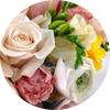 Bouquet con  rose e fiori di stagione