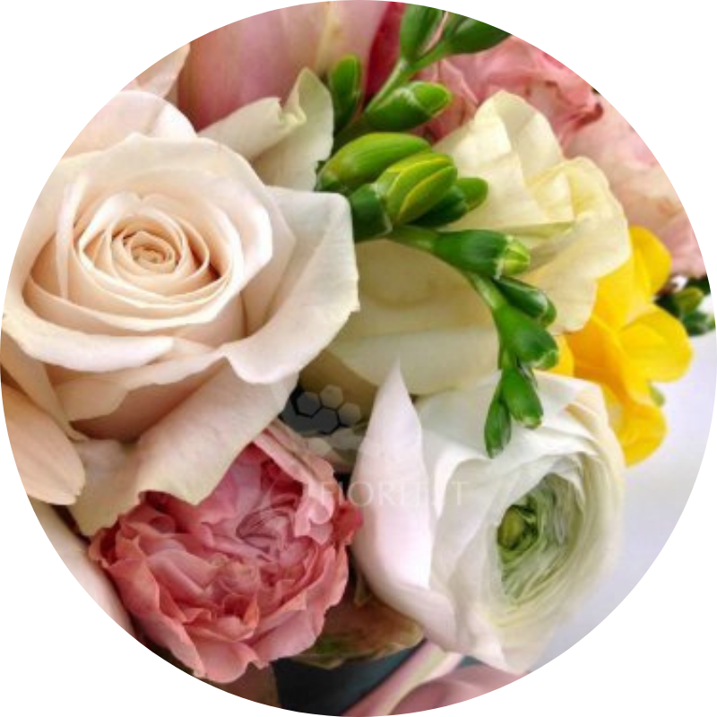 Bouquet con  rose e fiori di stagione