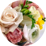 Bouquet con  rose e fiori di stagione