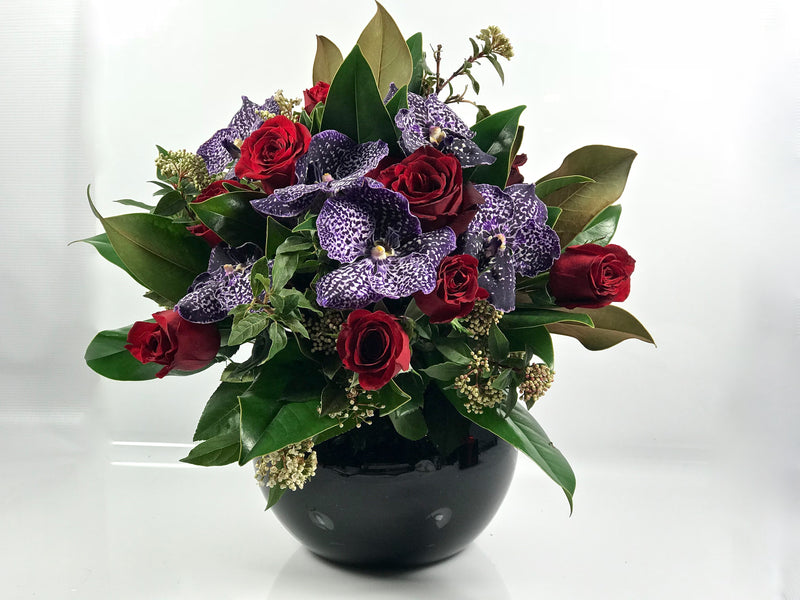 Bouquet di rose rosse e orchidee