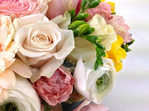Bouquet con rose e fiori di stagione