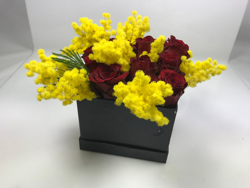 Flowerbox con rose  rosse e mimosa