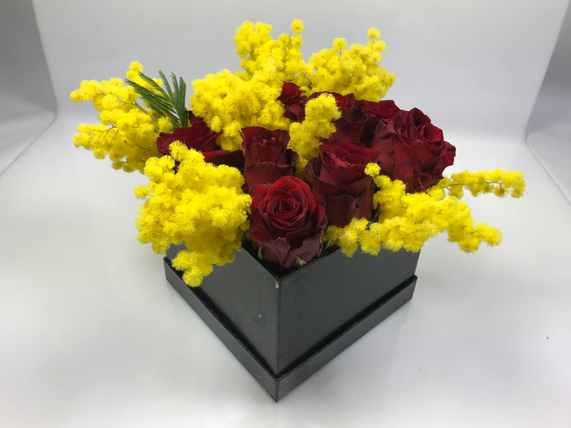 Flowerbox con rose  rosse e mimosa