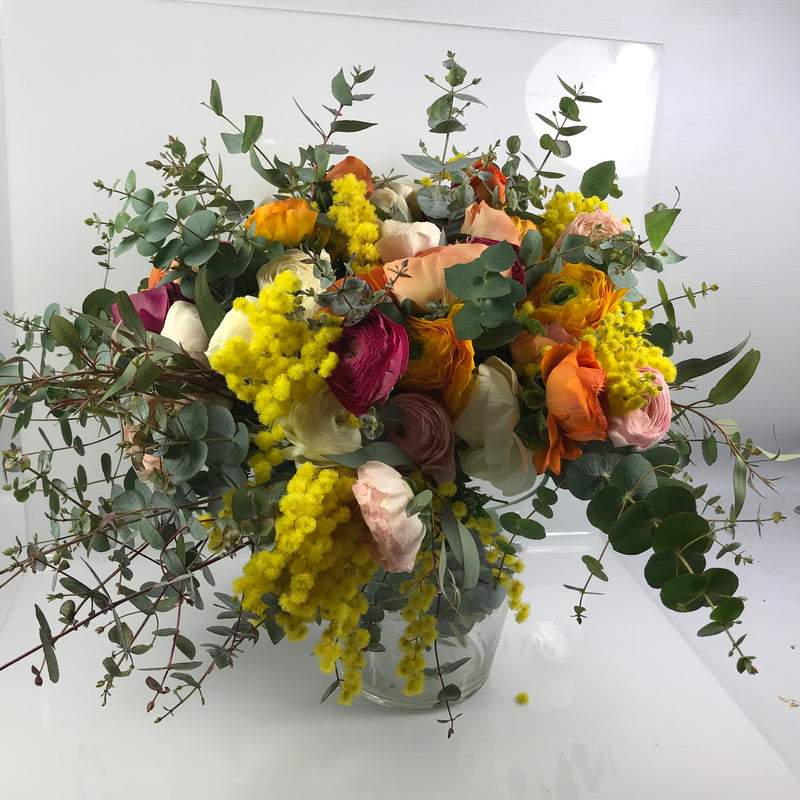 Bouquet di fiori misti di stagione con mimosa