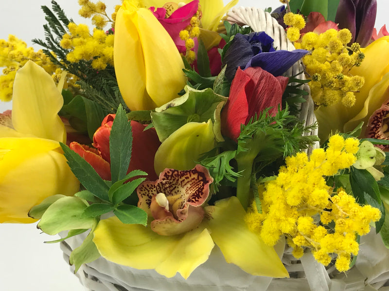 Cesto con fiori misti di stagione con mimosa