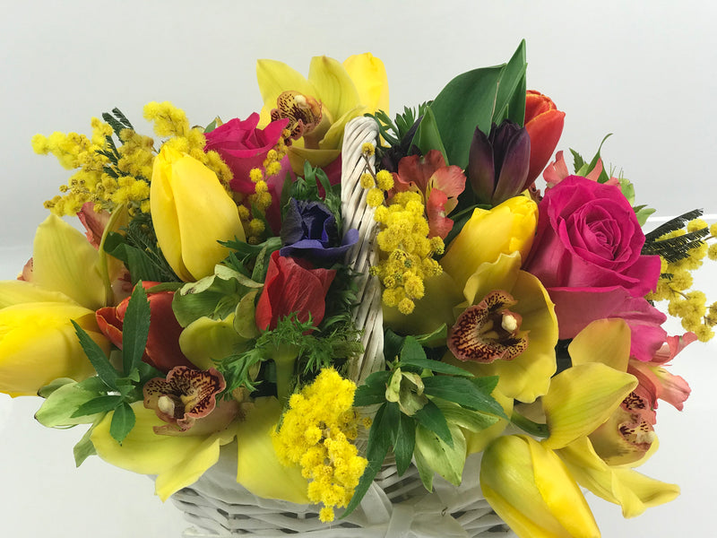 Cesto con fiori misti di stagione con mimosa