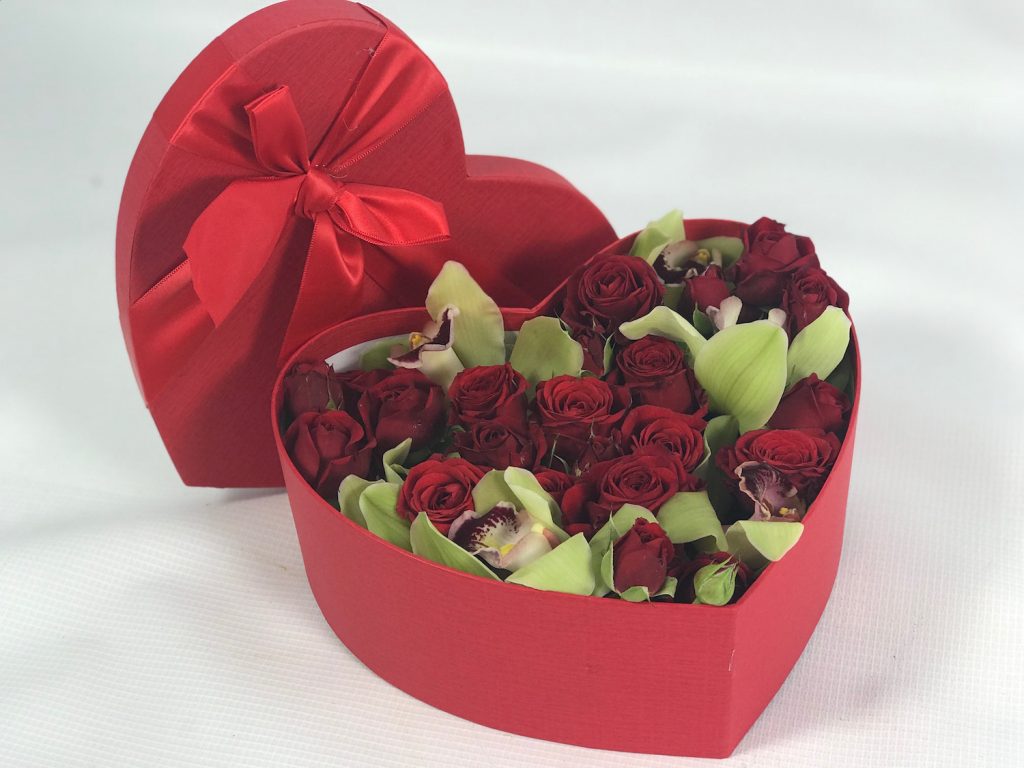 Cuore con rose e orchidee